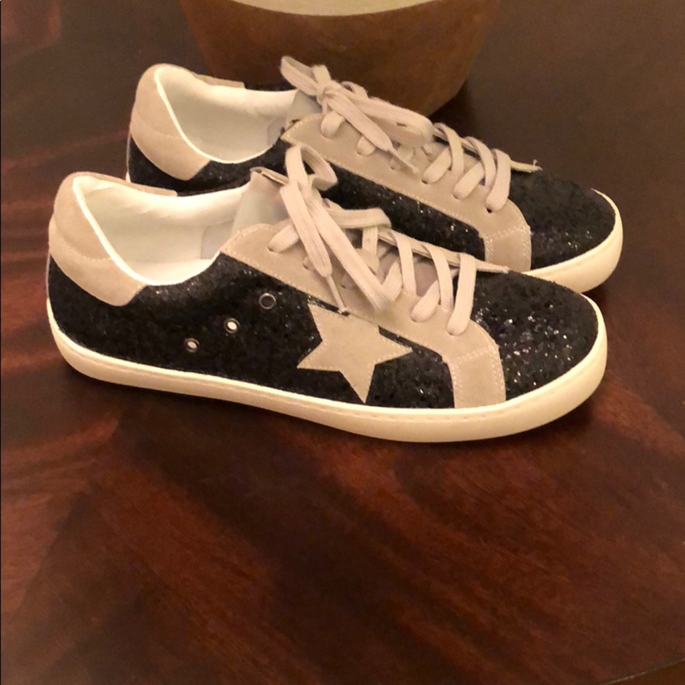 White Raven gray and black sparkle sneakers Sz 8.5